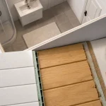 Lambris dans une salle de bain : PVC blanc texturé et bois clair