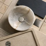 Salle de bain en pierre naturelle : carreaux travertin, ardoise et quartzite, vue détaillée