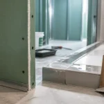 Plaque hydrofuge salle de bain en BA13 sur ossature, chantier et étanchéité