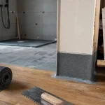 Salle de bain sur plancher en bois : support sécurisé avant revêtement