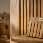 Bardage bois interieur : lames verticales en intérieur contemporain