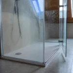 Photo douche sous pente de toit : paroi sur mesure et étanchéité
