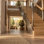 Escaliers sur mesure en bois : escalier en chêne clair sur mesure en intérieur contemporain