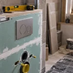 Habiller un wc suspendu : coffrage autour de la plaque de commande du WC suspendu