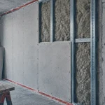 Insonorisation mur : doublage collé sur mur intérieur, voix encore perceptibles