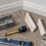 Moulure au plafond pour finir la jonction mur-plafond sans alourdir la pièce