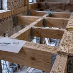Plancher solivage bois : solives bois sur murs porteurs, OSB et sabots métalliques