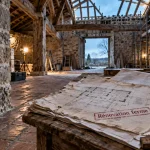 Renovation ferme ancienne, pierres et chaux, échafaudage, poutres apparentes