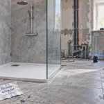 Transformer baignoire en douche : receveur extraplat antidérapant en rénovation de salle de bains
