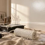 Peinture satinee murale : rendu satinée sur mur blanc cassé, lumière rasante